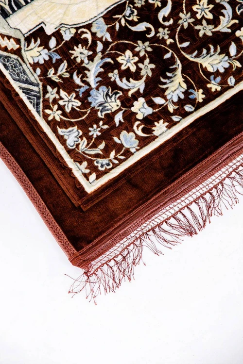 سجادة صلاة متعددة الألوان مزينة برسومات و زخارف من الأمام