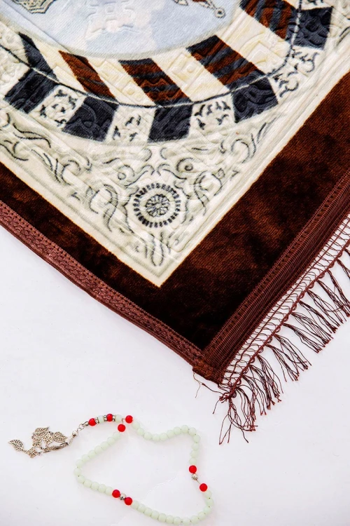 سجادة صلاة متعددة الألوان مزينة برسومات و زخارف من الأمام