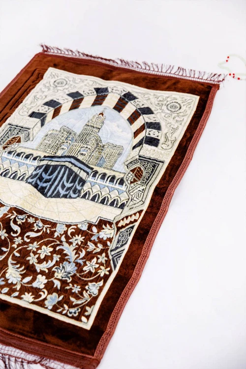 سجادة صلاة متعددة الألوان مزينة برسومات و زخارف من الأمام