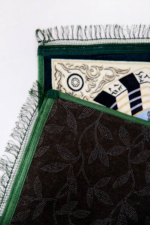 سجادة صلاة متعددة الألوان مزينة برسومات و زخارف من الأمام