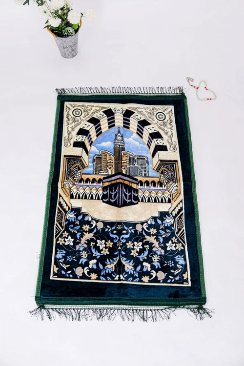 سجادة صلاة متعددة الألوان مزينة برسومات و زخارف من الأمام