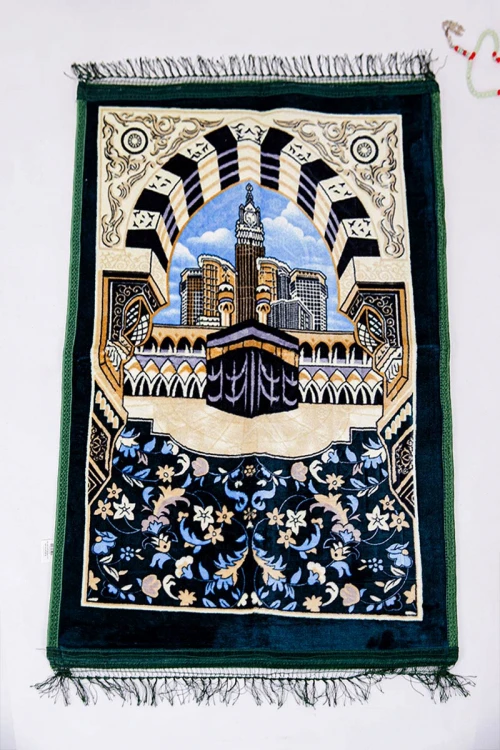 سجادة صلاة متعددة الألوان مزينة برسومات و زخارف من الأمام