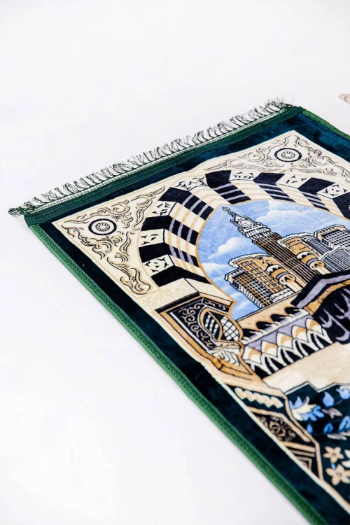 سجادة صلاة متعددة الألوان مزينة برسومات و زخارف من الأمام