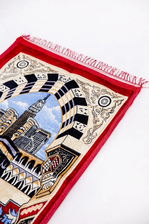 سجادة صلاة متعددة الألوان مزينة برسومات و زخارف من الأمام