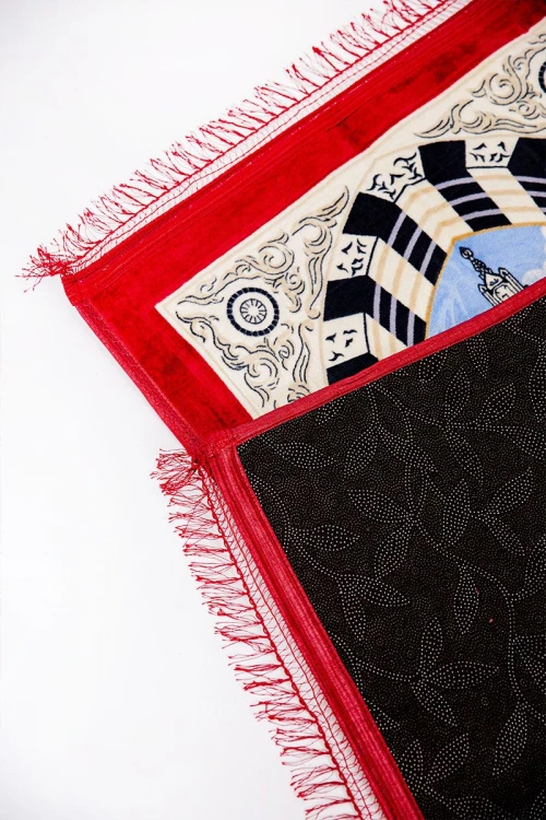 سجادة صلاة متعددة الألوان مزينة برسومات و زخارف من الأمام