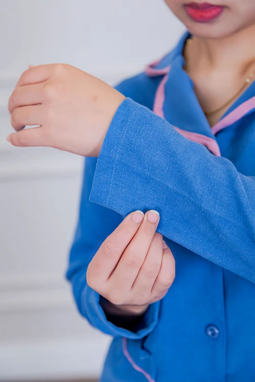 بيجامة عاملة شتوية قطعتين متعددة الألوان بلوزة بياقة مطوية و بجيوب و أزرار من الأمام مع بنطلون طويل