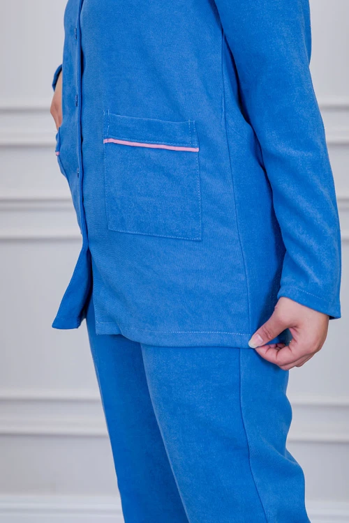 بيجامة عاملة شتوية قطعتين متعددة الألوان بلوزة بياقة مطوية و بجيوب و أزرار من الأمام مع بنطلون طويل