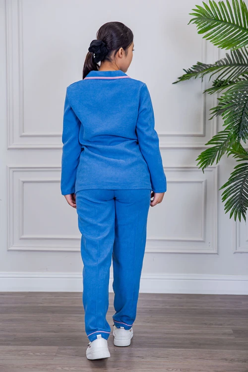 بيجامة عاملة شتوية قطعتين متعددة الألوان بلوزة بياقة مطوية و بجيوب و أزرار من الأمام مع بنطلون طويل