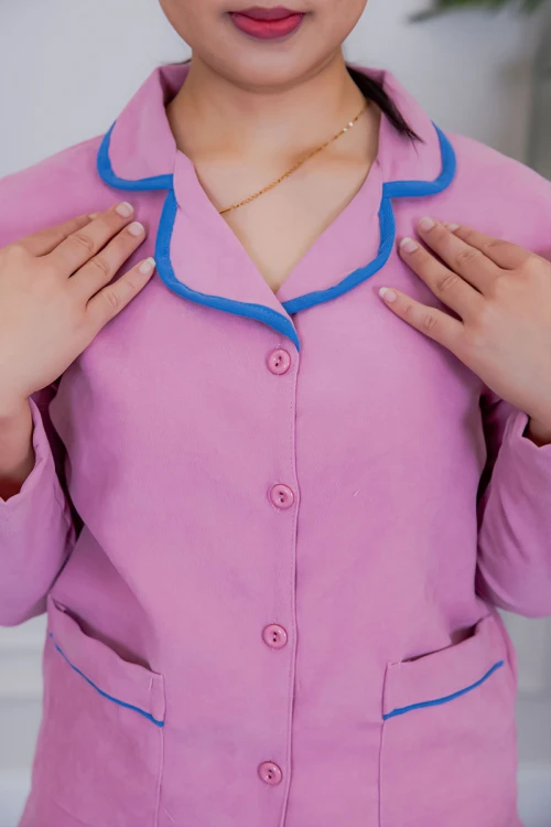 بيجامة عاملة شتوية قطعتين متعددة الألوان بلوزة بياقة مطوية و بجيوب و أزرار من الأمام مع بنطلون طويل