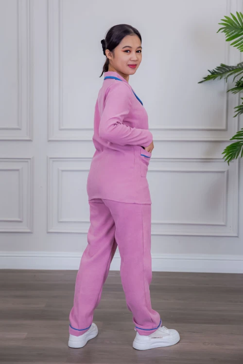 بيجامة عاملة شتوية قطعتين متعددة الألوان بلوزة بياقة مطوية و بجيوب و أزرار من الأمام مع بنطلون طويل