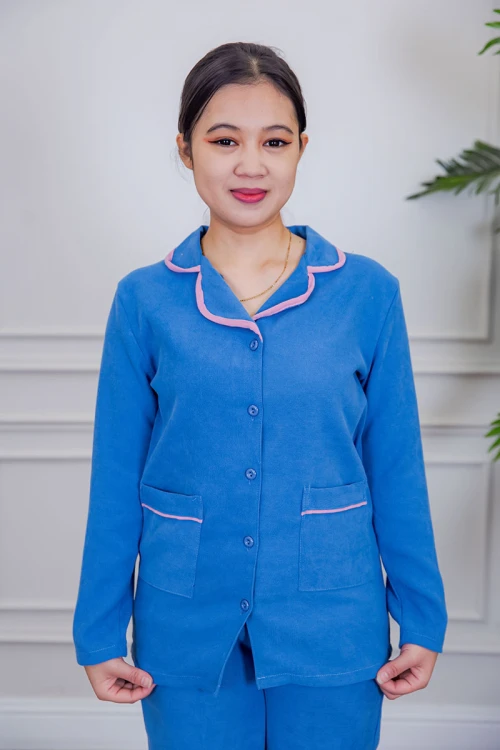 بيجامة عاملة شتوية قطعتين متعددة الألوان بلوزة بياقة مطوية و بجيوب و أزرار من الأمام مع بنطلون طويل