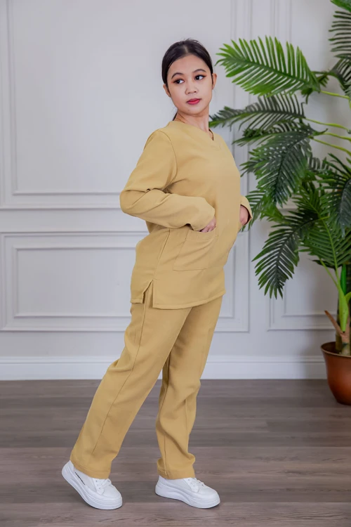 بيجامة عاملة شتوية قطعتين متعددة الألوان بلوزة بياقة قصة سبعة و بجيوب من الأمام مع بنطلون طويل