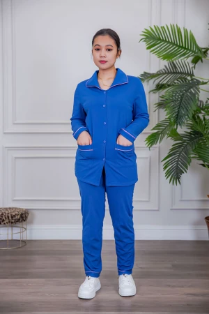 بيجامة عاملة قطعتين مبطنة متعددة الألوان بلوزة بياقة مطوية و بجيوب و أزرار من الأمام مع بنطلون طويل