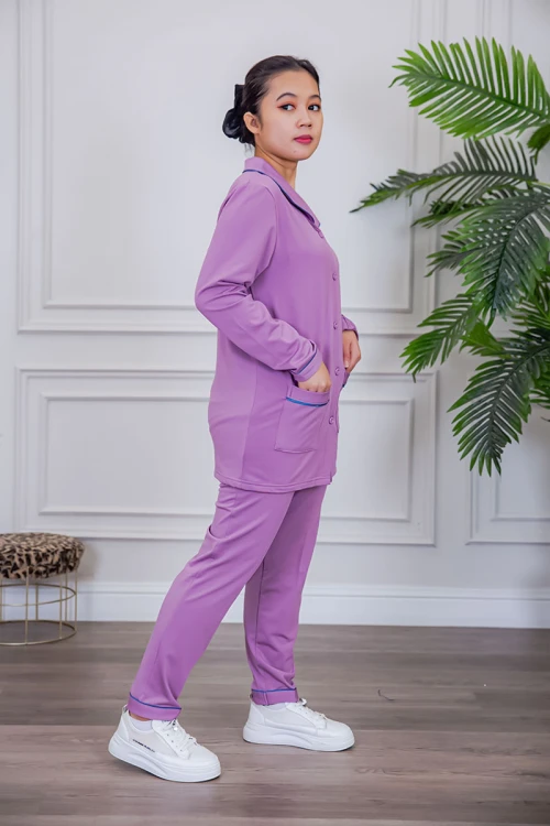 بيجامة عاملة قطعتين مبطنة متعددة الألوان بلوزة بياقة مطوية و بجيوب و أزرار من الأمام مع بنطلون طويل