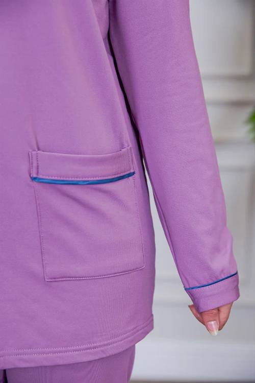 بيجامة عاملة قطعتين مبطنة متعددة الألوان بلوزة بياقة مطوية و بجيوب و أزرار من الأمام مع بنطلون طويل