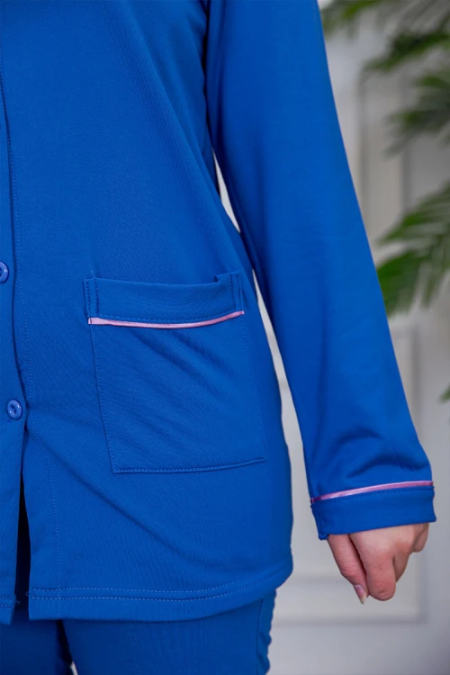 بيجامة عاملة قطعتين مبطنة متعددة الألوان بلوزة بياقة مطوية و بجيوب و أزرار من الأمام مع بنطلون طويل