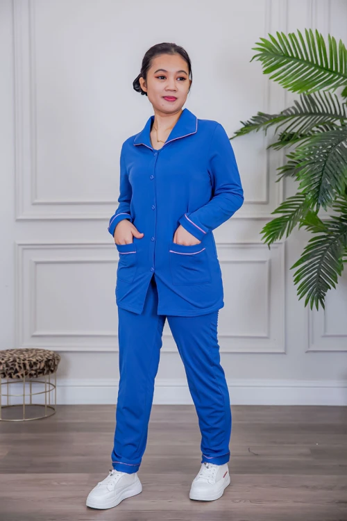 بيجامة عاملة قطعتين مبطنة متعددة الألوان بلوزة بياقة مطوية و بجيوب و أزرار من الأمام مع بنطلون طويل