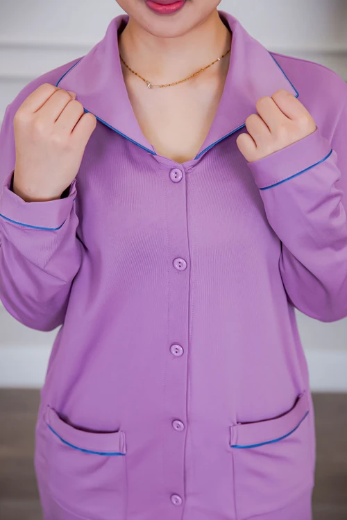 بيجامة عاملة قطعتين مبطنة متعددة الألوان بلوزة بياقة مطوية و بجيوب و أزرار من الأمام مع بنطلون طويل