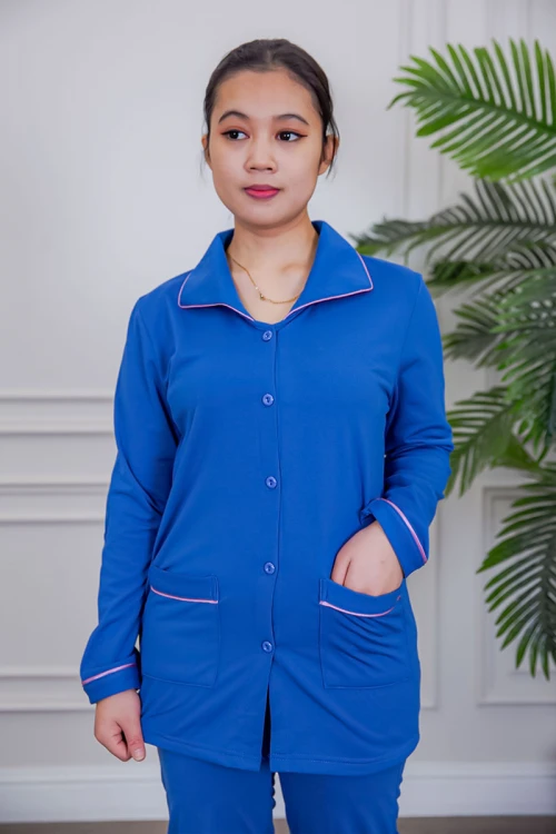 بيجامة عاملة قطعتين مبطنة متعددة الألوان بلوزة بياقة مطوية و بجيوب و أزرار من الأمام مع بنطلون طويل