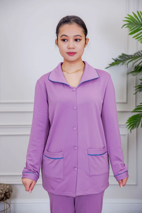 بيجامة عاملة قطعتين مبطنة متعددة الألوان بلوزة بياقة مطوية و بجيوب و أزرار من الأمام مع بنطلون طويل