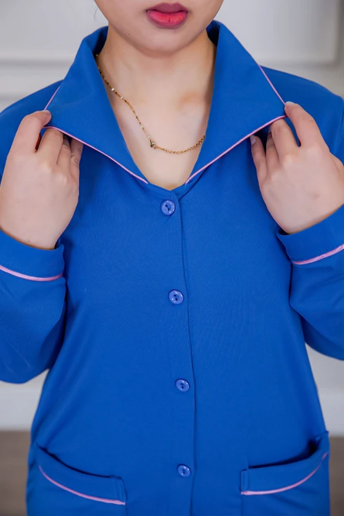 بيجامة عاملة قطعتين مبطنة متعددة الألوان بلوزة بياقة مطوية و بجيوب و أزرار من الأمام مع بنطلون طويل