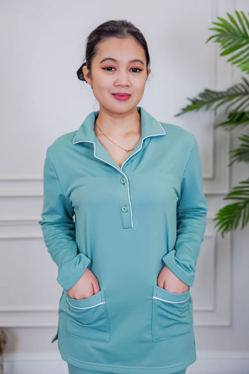 بيجامة عاملة قطعتين مبطنة متعددة الألوان بلوزة بياقة مطوية و بجيوب و أزرار من الأمام مع بنطلون طويل