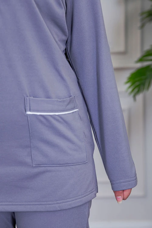 بيجامة عاملة قطعتين مبطنة متعددة الألوان بلوزة بياقة مطوية و بجيوب و أزرار من الأمام مع بنطلون طويل