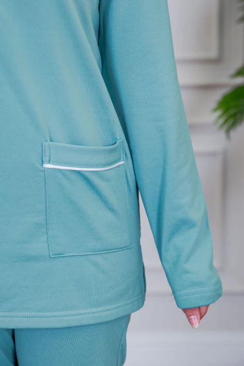 بيجامة عاملة قطعتين مبطنة متعددة الألوان بلوزة بياقة مطوية و بجيوب و أزرار من الأمام مع بنطلون طويل