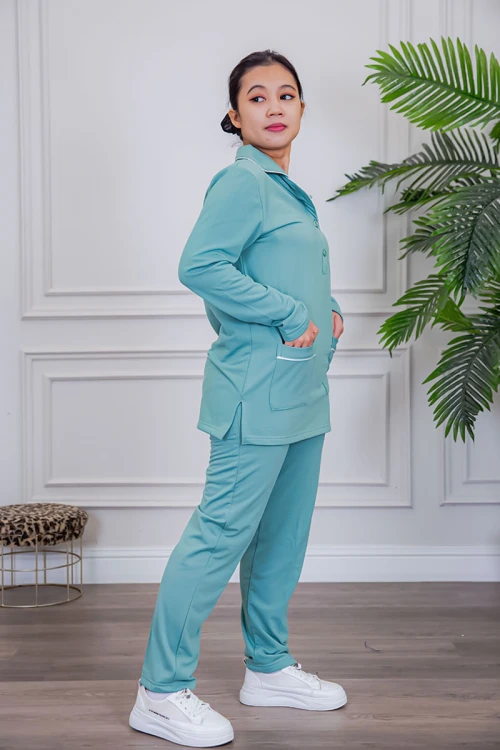 بيجامة عاملة قطعتين مبطنة متعددة الألوان بلوزة بياقة مطوية و بجيوب و أزرار من الأمام مع بنطلون طويل