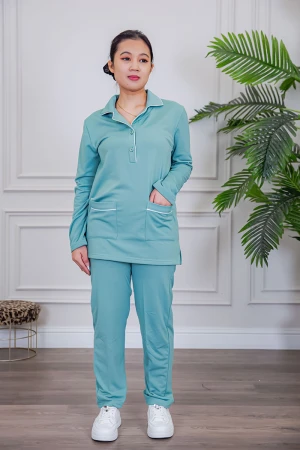 بيجامة عاملة قطعتين مبطنة متعددة الألوان بلوزة بياقة مطوية و بجيوب و أزرار من الأمام مع بنطلون طويل