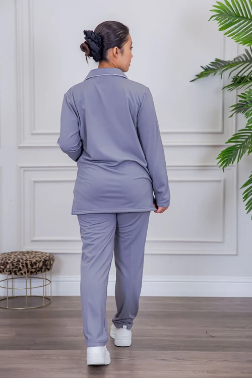 بيجامة عاملة قطعتين مبطنة متعددة الألوان بلوزة بياقة مطوية و بجيوب و أزرار من الأمام مع بنطلون طويل