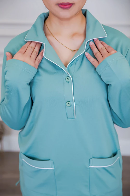 بيجامة عاملة قطعتين مبطنة متعددة الألوان بلوزة بياقة مطوية و بجيوب و أزرار من الأمام مع بنطلون طويل