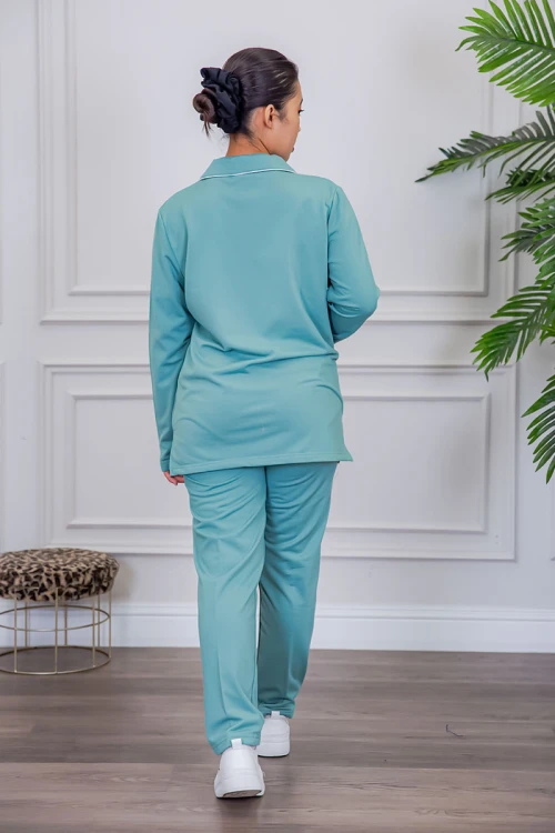 بيجامة عاملة قطعتين مبطنة متعددة الألوان بلوزة بياقة مطوية و بجيوب و أزرار من الأمام مع بنطلون طويل