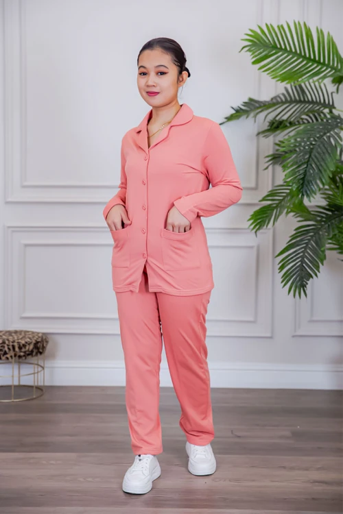 بيجامة عاملة قطعتين مبطنة متعددة الألوان بلوزة بياقة مطوية و بجيوب و أزرار من الأمام مع بنطلون طويل