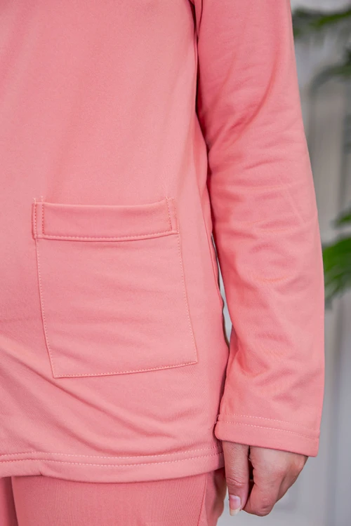 بيجامة عاملة قطعتين مبطنة متعددة الألوان بلوزة بياقة مطوية و بجيوب و أزرار من الأمام مع بنطلون طويل