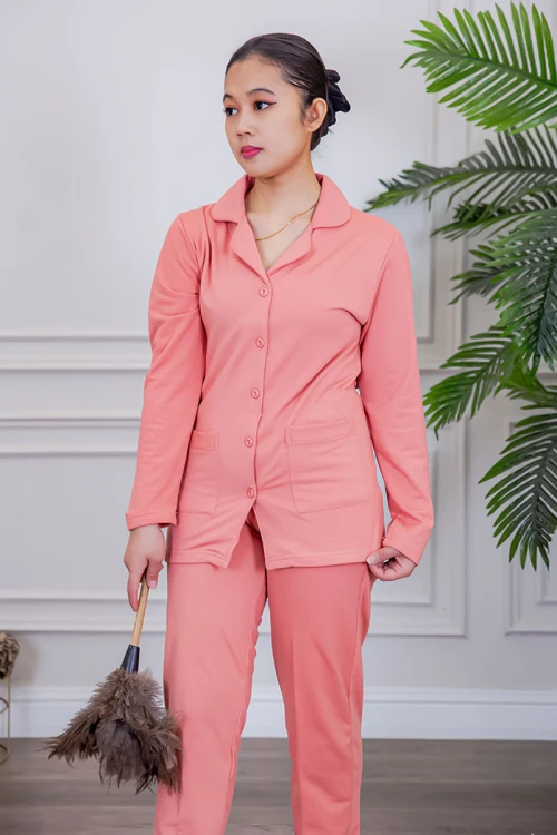 بيجامة عاملة قطعتين مبطنة متعددة الألوان بلوزة بياقة مطوية و بجيوب و أزرار من الأمام مع بنطلون طويل