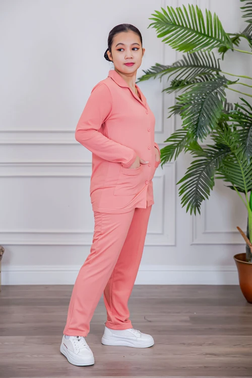 بيجامة عاملة قطعتين مبطنة متعددة الألوان بلوزة بياقة مطوية و بجيوب و أزرار من الأمام مع بنطلون طويل