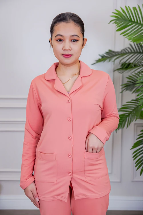 بيجامة عاملة قطعتين مبطنة متعددة الألوان بلوزة بياقة مطوية و بجيوب و أزرار من الأمام مع بنطلون طويل