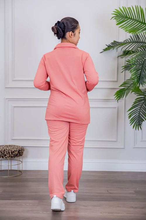 بيجامة عاملة قطعتين مبطنة متعددة الألوان بلوزة بياقة مطوية و بجيوب و أزرار من الأمام مع بنطلون طويل