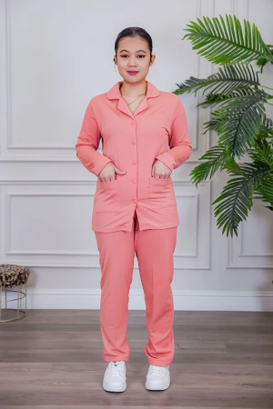 بيجامة عاملة قطعتين مبطنة متعددة الألوان بلوزة بياقة مطوية و بجيوب و أزرار من الأمام مع بنطلون طويل