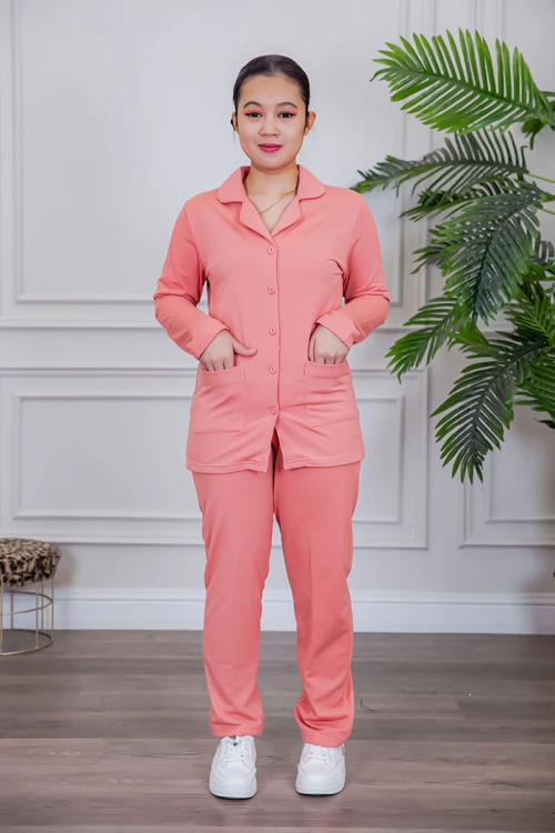 بيجامة عاملة قطعتين مبطنة متعددة الألوان بلوزة بياقة مطوية و بجيوب و أزرار من الأمام مع بنطلون طويل