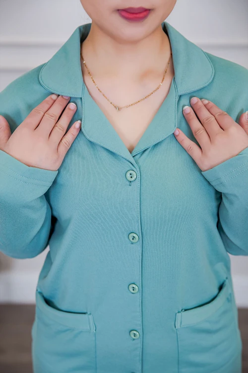 بيجامة عاملة قطعتين مبطنة متعددة الألوان بلوزة بياقة مطوية و بجيوب و أزرار من الأمام مع بنطلون طويل