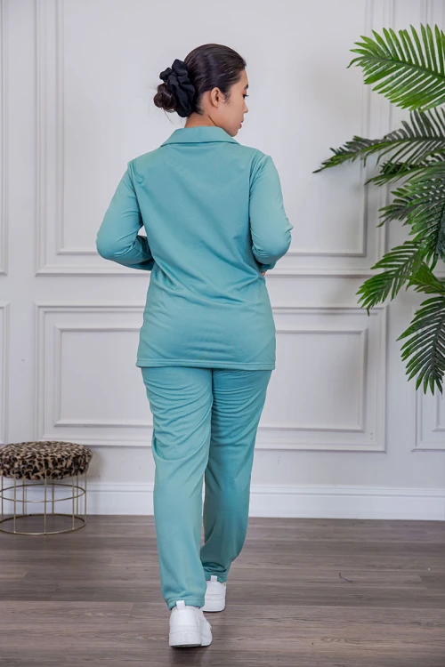 بيجامة عاملة قطعتين مبطنة متعددة الألوان بلوزة بياقة مطوية و بجيوب و أزرار من الأمام مع بنطلون طويل