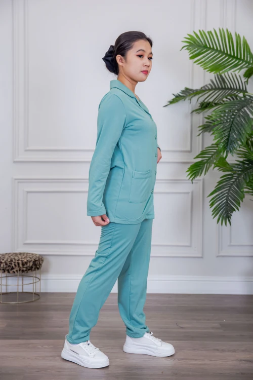 بيجامة عاملة قطعتين مبطنة متعددة الألوان بلوزة بياقة مطوية و بجيوب و أزرار من الأمام مع بنطلون طويل