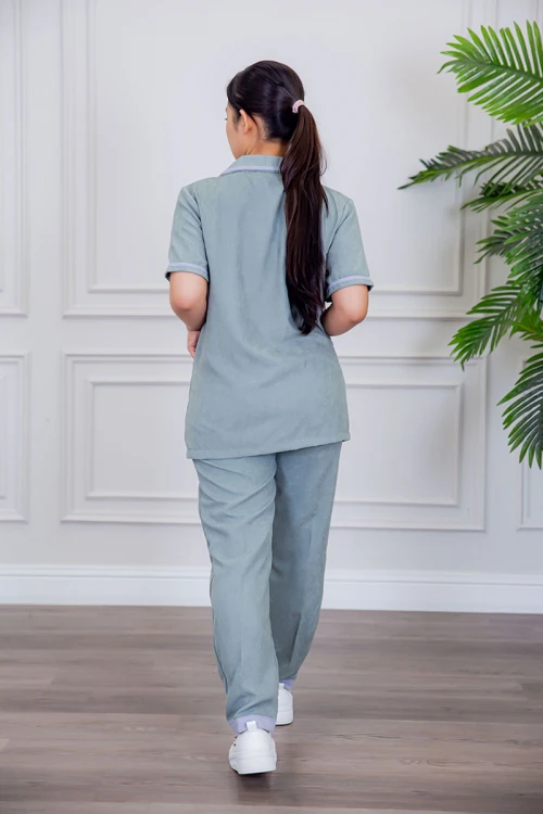 بيجامة عاملة قطعتين متعددة الألوان بلوزة بياقة مطوية بأزرار و جيوب من الأمام بأكمام قصيرة مع بنطلون طويل