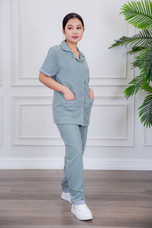 بيجامة عاملة قطعتين متعددة الألوان بلوزة بياقة مطوية بأزرار و جيوب من الأمام بأكمام قصيرة مع بنطلون طويل