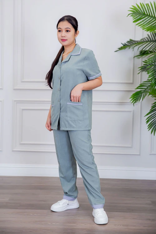 بيجامة عاملة قطعتين متعددة الألوان بلوزة بياقة مطوية بأزرار و جيوب من الأمام بأكمام قصيرة مع بنطلون طويل