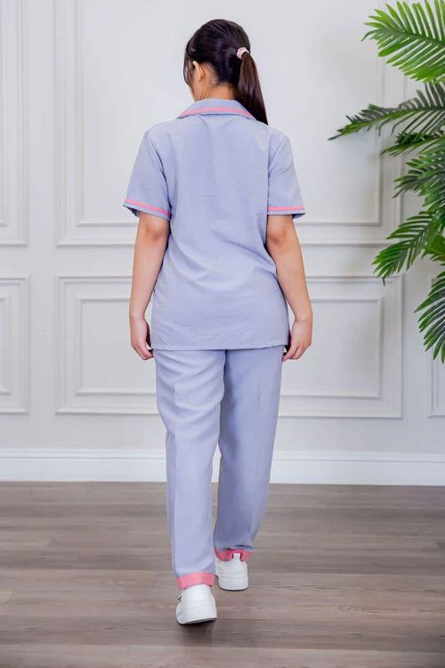 بيجامة عاملة قطعتين متعددة الألوان بلوزة بياقة مطوية بأزرار و جيوب من الأمام بأكمام قصيرة مع بنطلون طويل