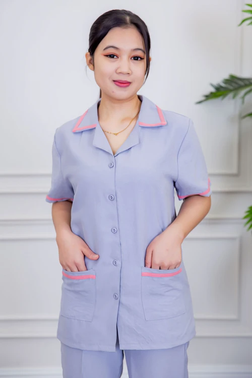 بيجامة عاملة قطعتين متعددة الألوان بلوزة بياقة مطوية بأزرار و جيوب من الأمام بأكمام قصيرة مع بنطلون طويل