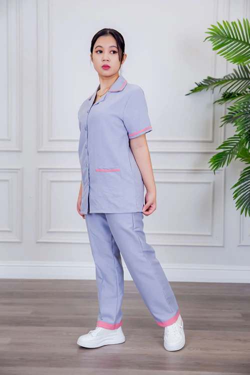 بيجامة عاملة قطعتين متعددة الألوان بلوزة بياقة مطوية بأزرار و جيوب من الأمام بأكمام قصيرة مع بنطلون طويل